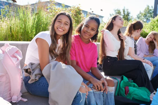 Portus farelcollege rij leerlingen schoolplein 1280x0